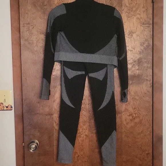 Black & Gray Two-Piece Workout / Yoga - Picture 3 of 9